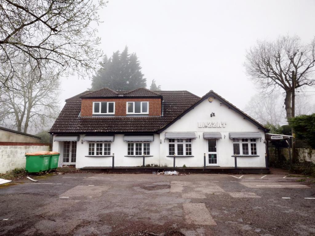 Lot: 119 - FORMER RESTAURANT WITH POTENTIAL - Front elevation of detached chalet bungalow styled building with extensive parking to front